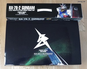 PG Unleashed Nu Gundam - PG 언리시드 퍼스트 건담 박스와의 비교. 너비는 약간 좁지만, 두께가 3배입니다. 딱25000엔과 60000엔의 볼륨 차이네요. (1/3)
