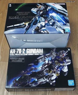 PG Unleashed Nu Gundam - PG 언리시드 퍼스트 건담 박스와의 비교. 너비는 약간 좁지만, 두께가 3배입니다. 딱25000엔과 60000엔의 볼륨 차이네요. (2/3)