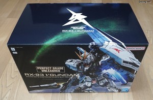 PG Unleashed Nu Gundam - 박스 외부 모습 가로x세로x높이가 37*59.5*38 cm 로서, HY2M을 제외한 건프라 중에선 최대 볼륨입니다. (1/6)